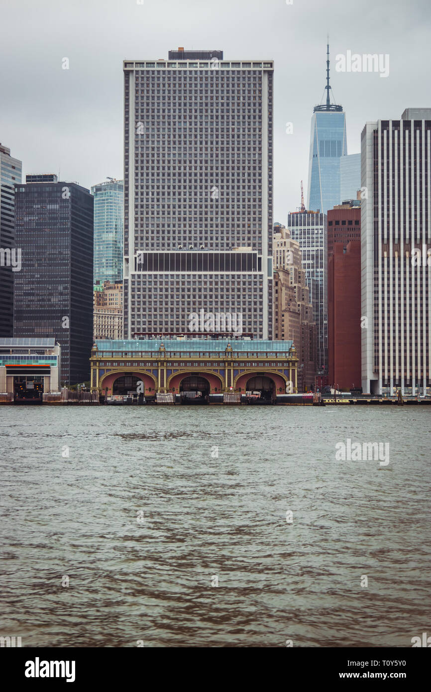 Das stadtbild von New York City als von einem Boot auf dem Fluss gesehen. Stockfoto