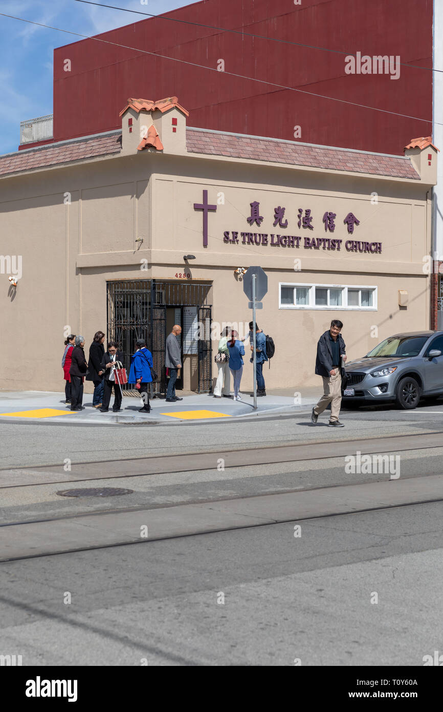 Personen außerhalb von San Francisco wahre Licht Baptist Church, 48th Avenue, San Francisco, Kalifornien, USA Stockfoto