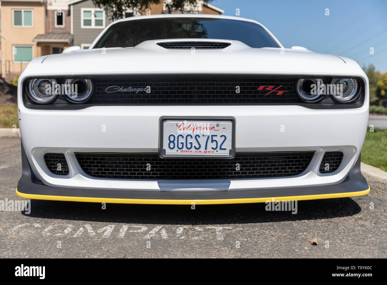 Vor weißen Dodge Challenger mit Kalifornien Nummernschild, Kalifornien, USA  Stockfotografie - Alamy