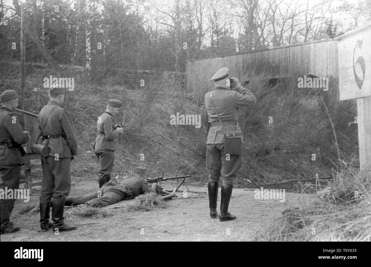 Wehrmacht Heer Schießausbildung am Schießstand mit Karabiner K98 und MG 34 - deutsche Armee schiessen Training am Schießstand mit Karabiner K98 und MG 34 Stockfoto