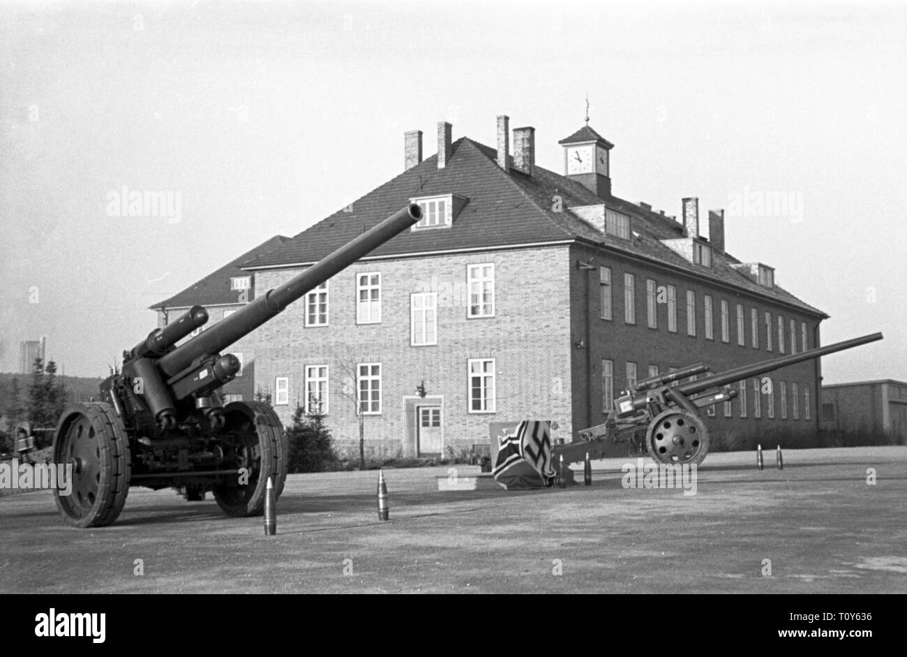 Wehrmacht Heer Schwere Kanone s.K 18 10 cm (10,5 cm) mit Morgenappell im Kasernenhof - deutsche Armee Schwere Kanone sK 18 10 cm (10,5 cm) mit Morgenappell in der Kaserne Hof Stockfoto
