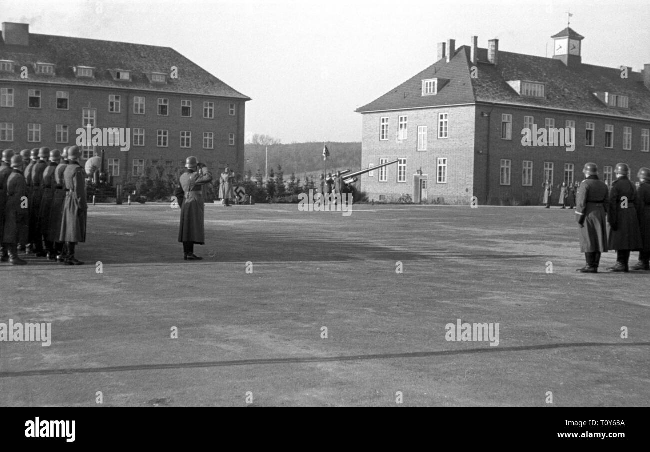 Wehrmacht Heer Schwere Kanone s.K 18 10 cm (10,5 cm) mit Morgenappell im Kasernenhof - deutsche Armee Schwere Kanone sK 18 10 cm (10,5 cm) mit Morgenappell in der Kaserne Hof Stockfoto