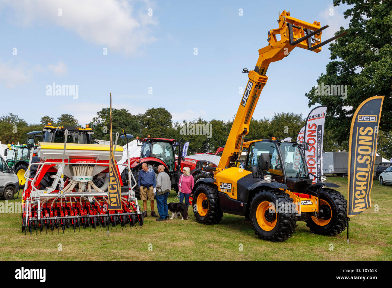 Besucher die Erkundung der Landmaschinen Anzeige an die 2018 Aylsham Landwirtschaft zeigen, Norfolk, Großbritannien. Stockfoto