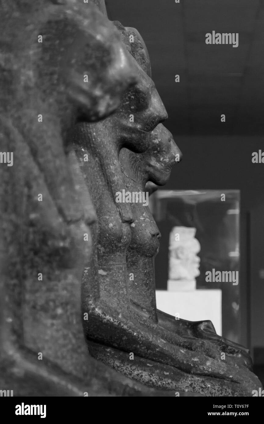 Die sechs Löwen - vorangegangen Statuen von sakhmet auf Anzeige in der sackler Wing des Metropolitan Museum der Kunst. Stockfoto