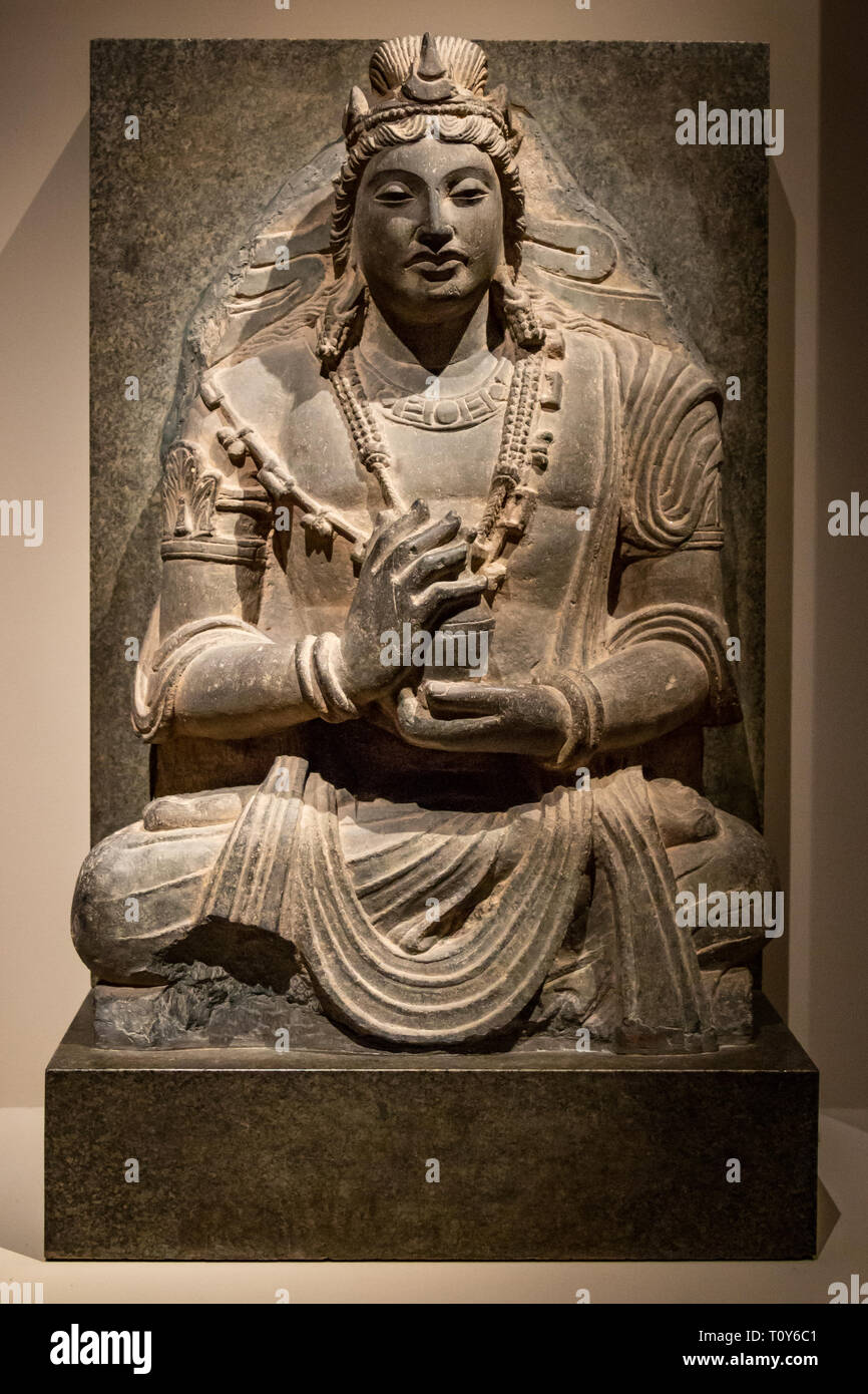 Sitzt Bodhisattva Maitreya (der Buddha der Zukunft), 7.-8. Jahrhundert in der Nähe von Kabul Afghanistan gefunden, aus Schiefer rock und auf Anzeige an das Metropolitan Museum der Kunst in New York City. Stockfoto