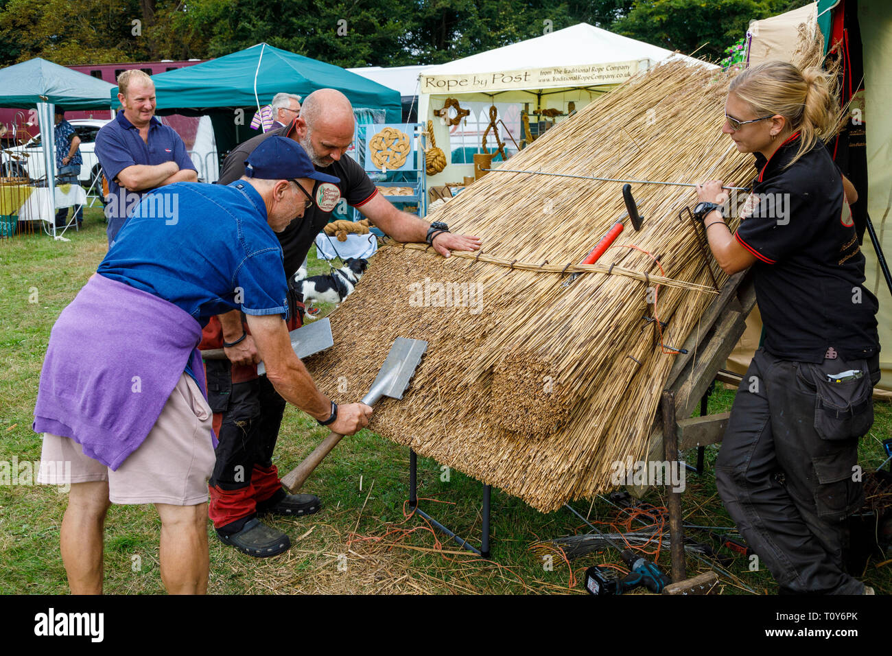 Ein thatching demonstartion am 2018 Aylsham Landwirtschaft zeigen, Norfolk, Großbritannien. Stockfoto