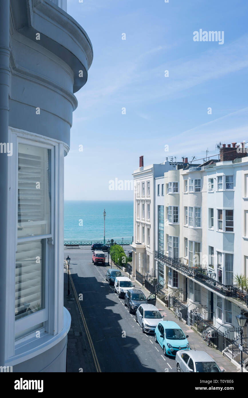 Blick auf die Straße von einem typischen Georgischen Straße in Brightons Kemp Town mit Meerblick Stockfoto