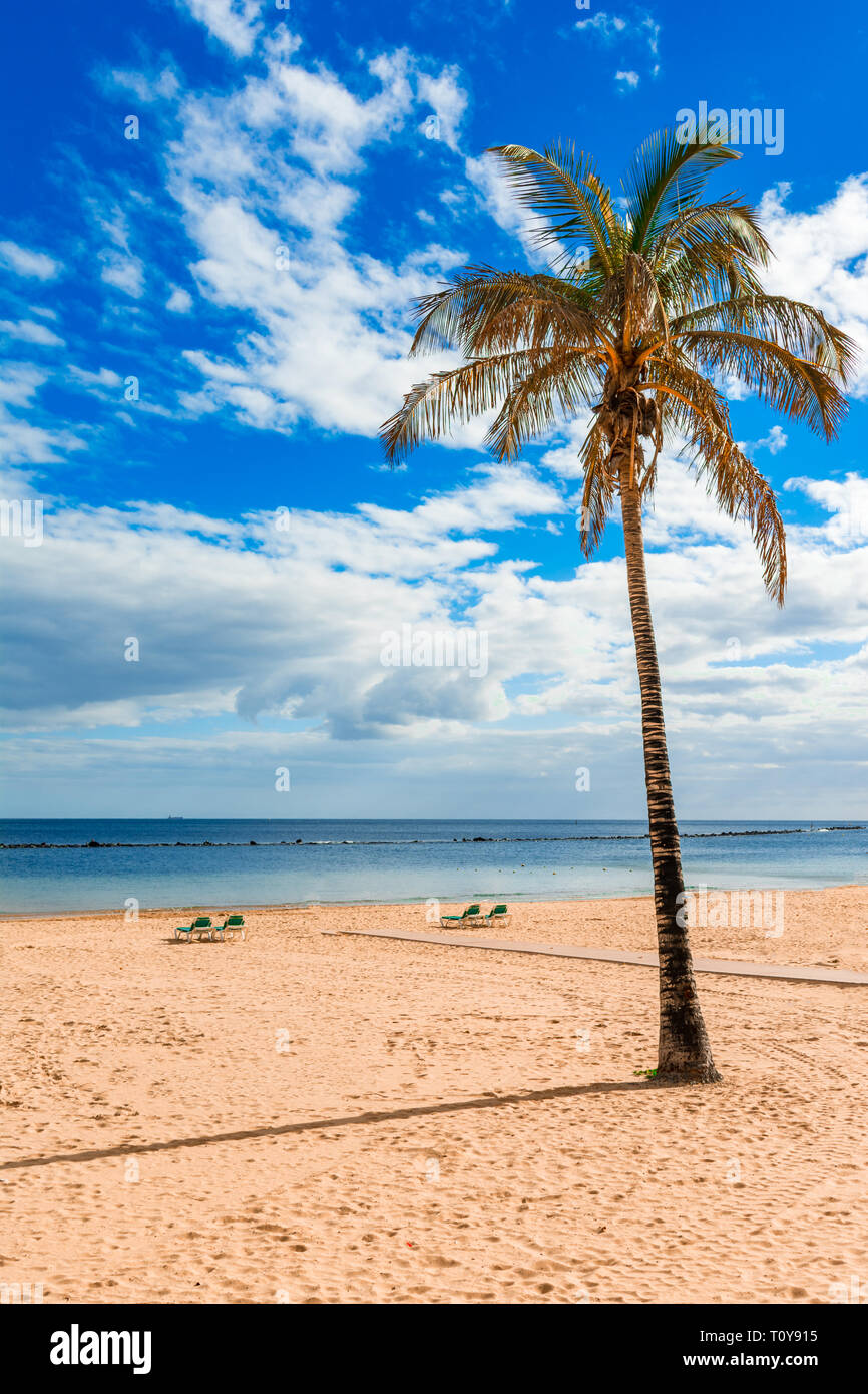 Las Teresitas, Teneriffa, Kanarische Inseln, Spanien: Playa de Las Teresitas, einem berühmten Strand in der Nähe von Santa Cruz de Tenerife mit malerischen San Andres Dorf. Stockfoto