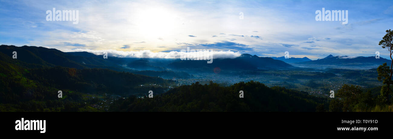 Vista panorámica Al Gran Valle de cajola, xelaju, Noj, un brillante amanecer Ein primeras Horas De día. con Espectacular, Brillo del Sol Mirador sagrad Stockfoto