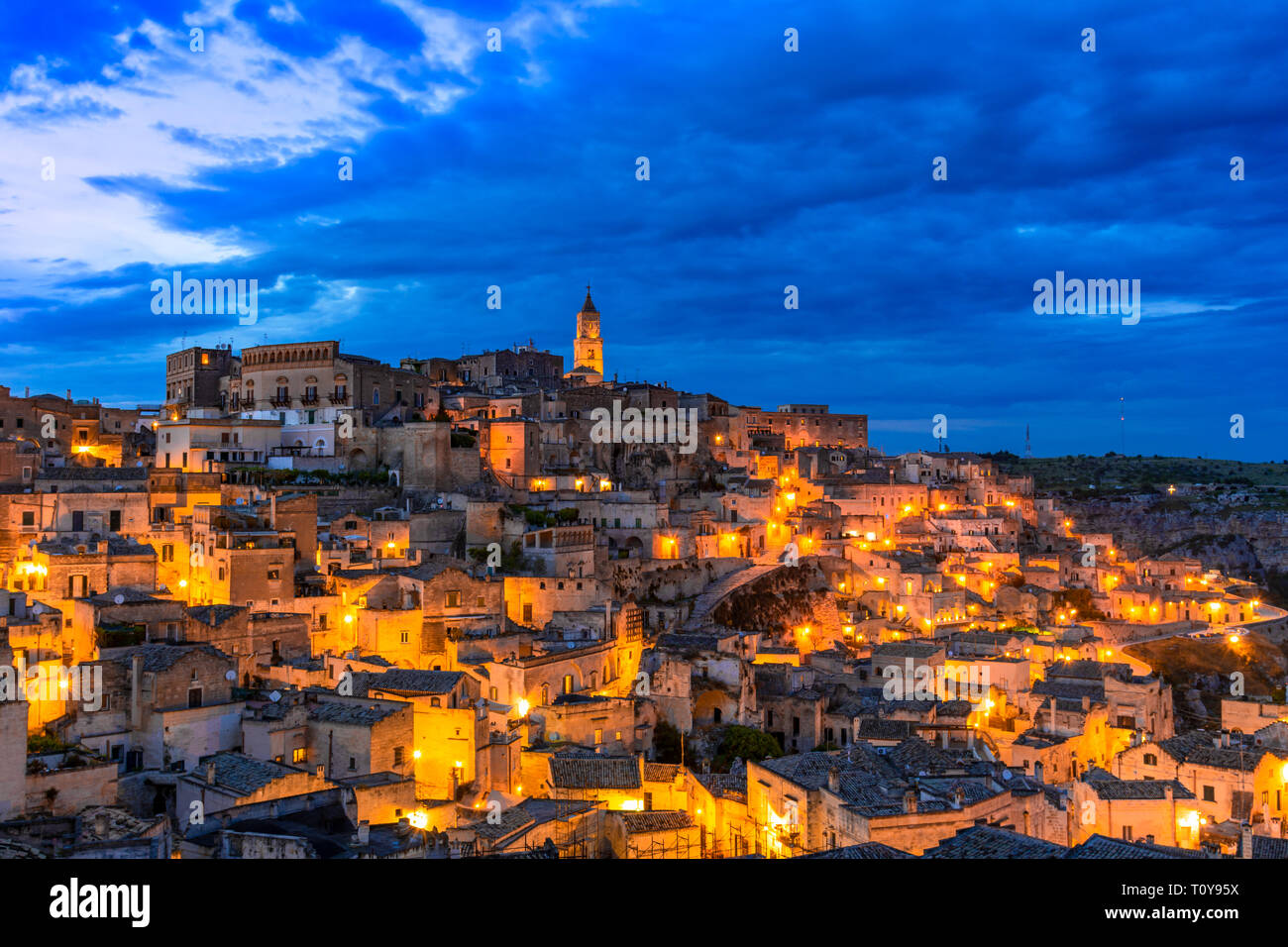 Matera, Basilikata, Italien: Überblick über die Altstadt - Sassi di Matera, der Europäischen Kulturhauptstadt, in der Dämmerung Stockfoto
