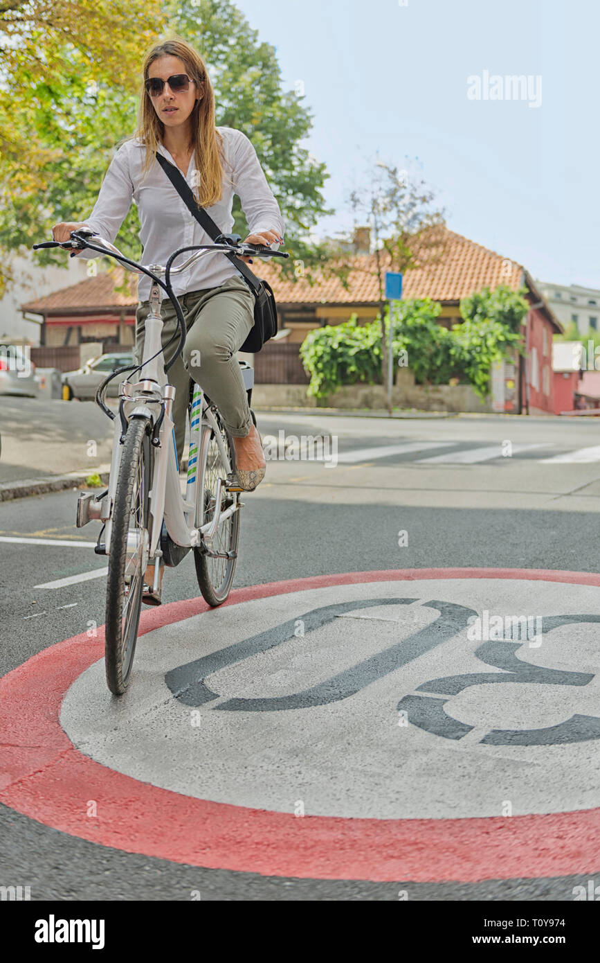 Junge Frau Reiten Fahrrad Stockfoto