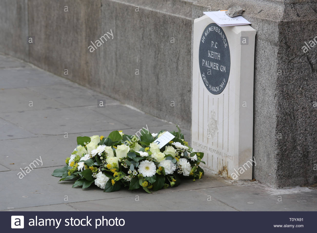 London, Großbritannien. 22 Mär, 2019. Heute ist der zweite Jahrestag der PC Keith Palmer's Tod, der während des Angriffs auf die London Bridge und Parlament aufgetreten ist. Frische Blumen wurden an seinem Denkmal gesetzt. Credit: Clearpix/Alamy leben Nachrichten Stockfoto