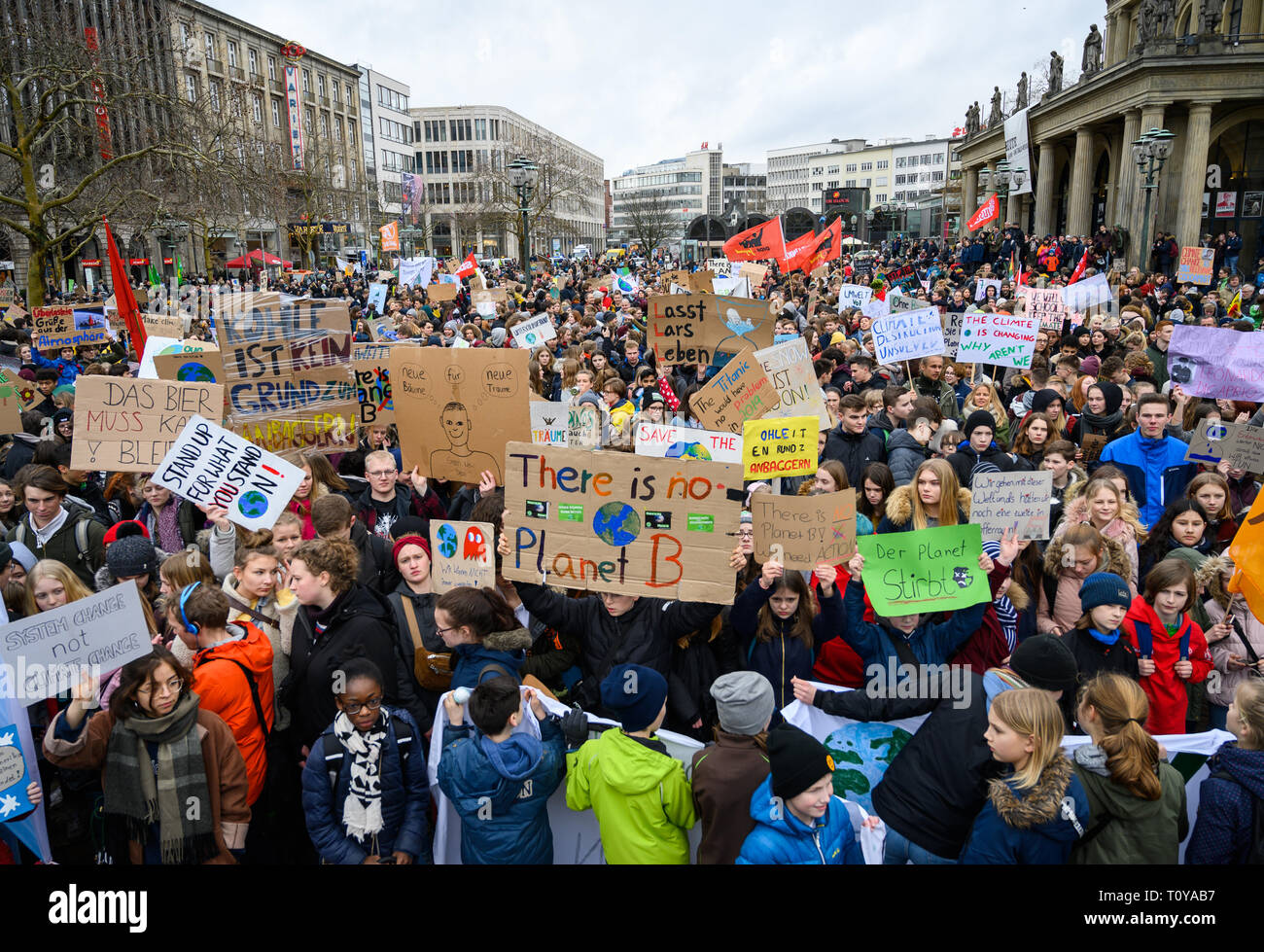 Hannover, Deutschland. 15 Mär, 2019. Deutsche Studenten protestieren in Berlin für dringende Maßnahmen zur Bekämpfung des Klimawandels. Credit: Christophe Kirschtorte/dpa/Alamy leben Nachrichten Stockfoto