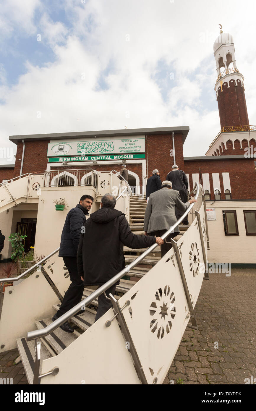 Birmingham, Großbritannien. 22. März, 2019. Eine Woche nach dem Neuseeland Moschee Morde und weniger als 48 Stunden nach mehreren Birmingham Moscheen zerstört, Menschen kommen für das Freitagsgebet am Birmingham Central Mosque. Es ist eine Anwesenheit der Polizei für Sicherheit und Sicherheit. Peter Lopeman/Alamy leben Nachrichten Stockfoto