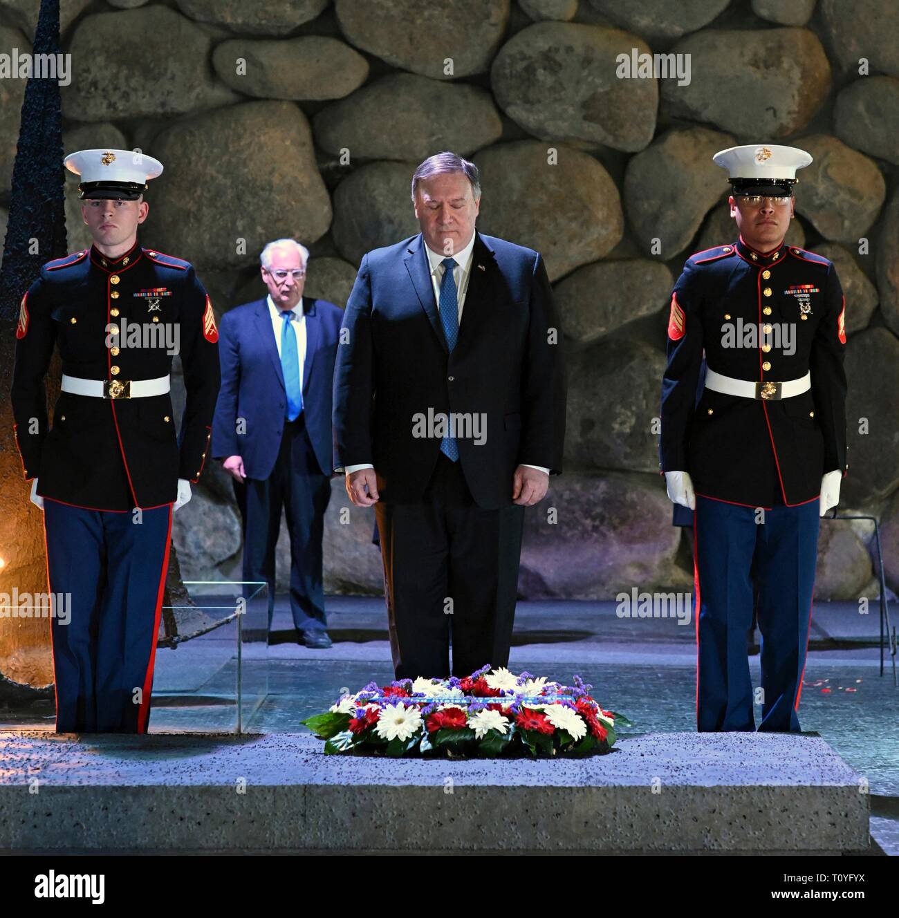 Us-Staatssekretär Mike Pompeo während der Zeremonie einen Kranz an der Gedenkstätte "Yad Vashem Welt Erinnerung an den Holocaust Mitte März 21, 2019 in Jerusalem, Israel. Stockfoto