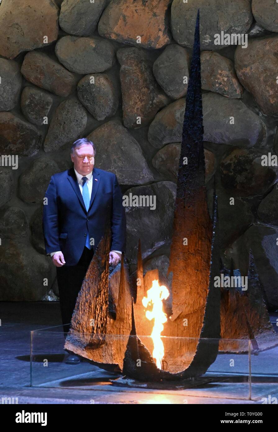 Us-Staatssekretär Mike Pompeo während der Zeremonie einen Kranz an der Gedenkstätte "Yad Vashem Welt Erinnerung an den Holocaust Mitte März 21, 2019 in Jerusalem, Israel. Stockfoto