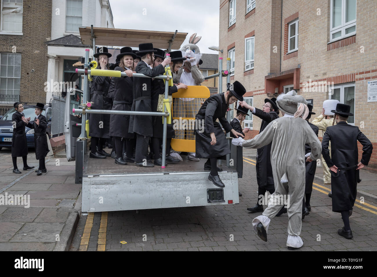 London, Großbritannien. 21. März, 2019. Haredi Juden in North London sammeln, Fancy Dress der jährlichen religiöser Feiertag Purim zu feiern. Credit: Guy Corbishley/Alamy leben Nachrichten Stockfoto