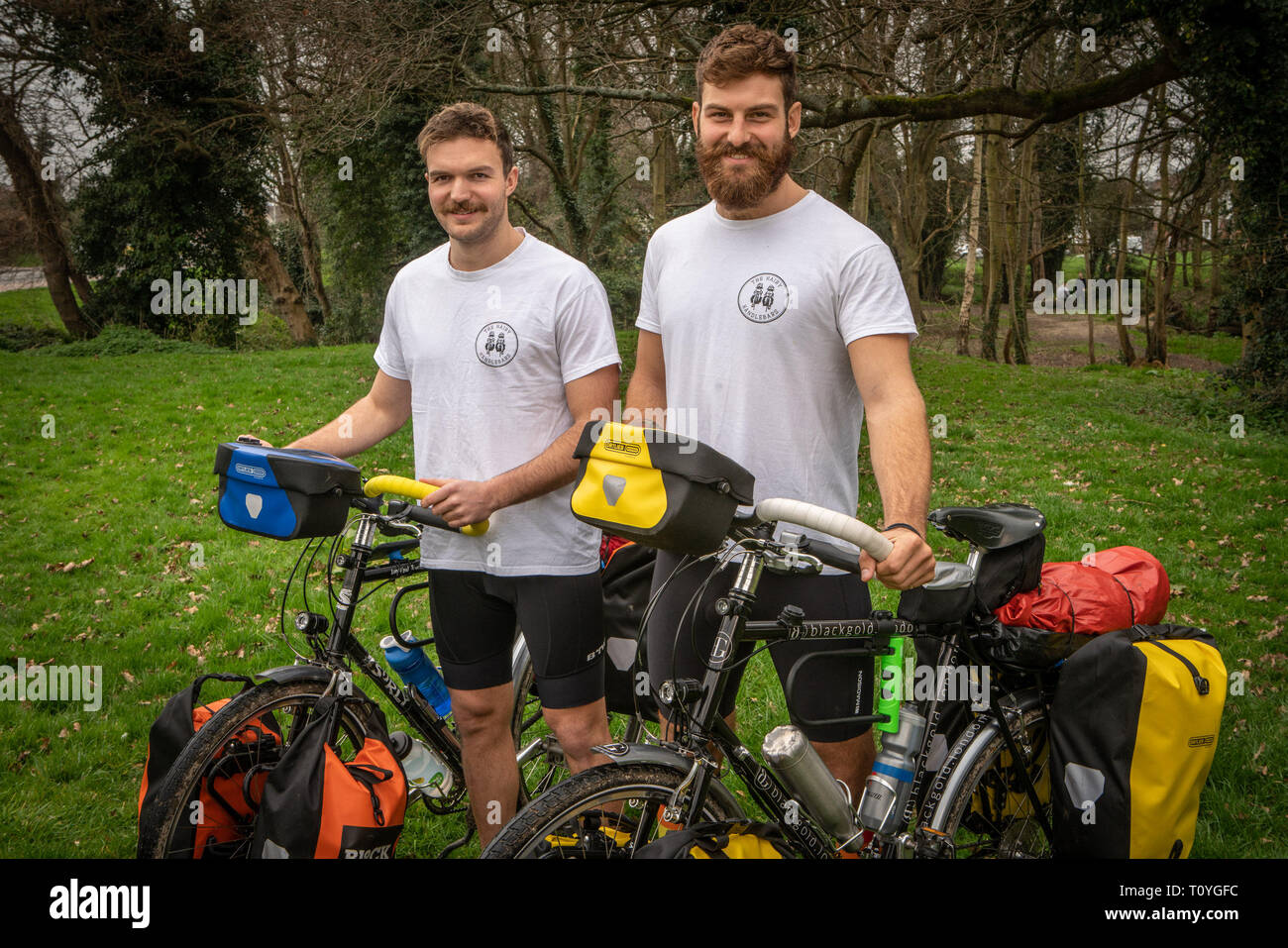 Bishops Stortford, Hertfordshire, Großbritannien. 22. Mär 2019. Beim Rugby Fanatiker BEN COOK (24) und sein Kumpel GEORGE BONSER - CULLEN (25) entschieden, dass sie die England Rugby Team bei den Rugby World Cup in Japan im September zu unterstützen wollten, würden sie entschieden, die Reise ein wenig interessanter, so fühlte, dass wäre am besten durch Einstellung aus frühen erreicht werden, sechs Monate zu früh, um genau zu sein, als der Plan ist Zyklus zu Japan aus ihrer Heimatstadt von Bishops Stortford, Hertfordshire, Großbritannien. 22. Mär 2019. . Credit: Mark Bourdillon/Alamy leben Nachrichten Stockfoto