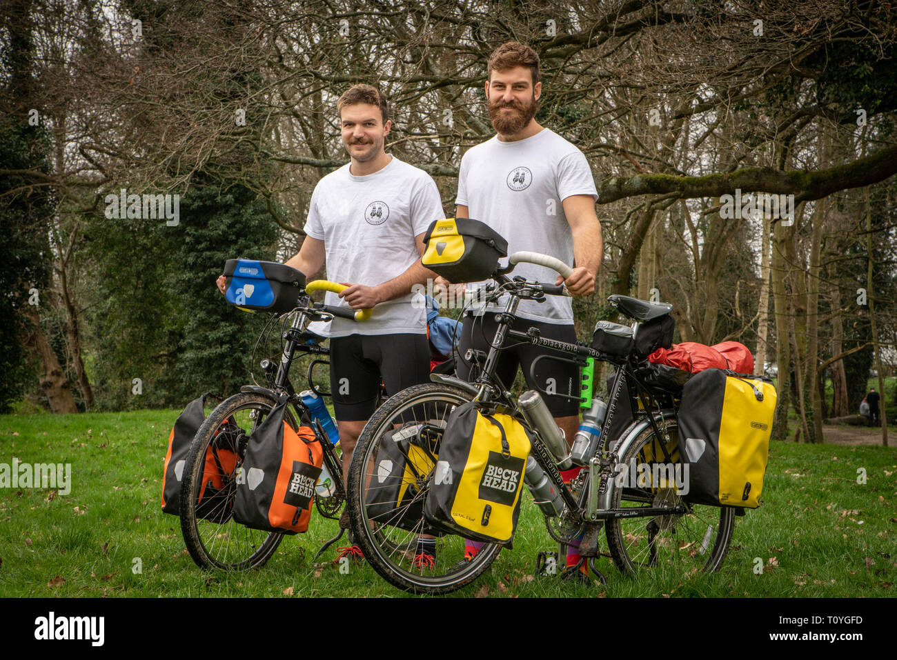 Bishops Stortford, Hertfordshire, Großbritannien. 22. Mär 2019. Beim Rugby Fanatiker BEN COOK (24) und sein Kumpel GEORGE BONSER - CULLEN (25) entschieden, dass sie die England Rugby Team bei den Rugby World Cup in Japan im September zu unterstützen wollten, würden sie entschieden, die Reise ein wenig interessanter, so fühlte, dass wäre am besten durch Einstellung aus frühen erreicht werden, sechs Monate zu früh, um genau zu sein, als der Plan ist Zyklus zu Japan aus ihrer Heimatstadt von Bishops Stortford, Hertfordshire, Großbritannien. 22. Mär 2019. . Credit: Mark Bourdillon/Alamy leben Nachrichten Stockfoto