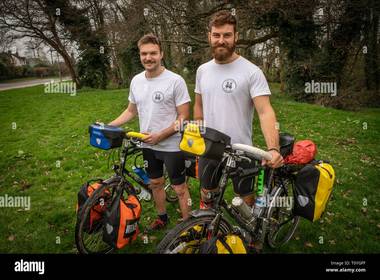 Bishops Stortford, Hertfordshire, Großbritannien. 22. Mär 2019. Beim Rugby Fanatiker BEN COOK (24) und sein Kumpel GEORGE BONSER - CULLEN (25) entschieden, dass sie die England Rugby Team bei den Rugby World Cup in Japan im September zu unterstützen wollten, würden sie entschieden, die Reise ein wenig interessanter, so fühlte, dass wäre am besten durch Einstellung aus frühen erreicht werden, sechs Monate zu früh, um genau zu sein, als der Plan ist Zyklus zu Japan aus ihrer Heimatstadt von Bishops Stortford, Hertfordshire, Großbritannien. 22. Mär 2019. . Credit: Mark Bourdillon/Alamy leben Nachrichten Stockfoto