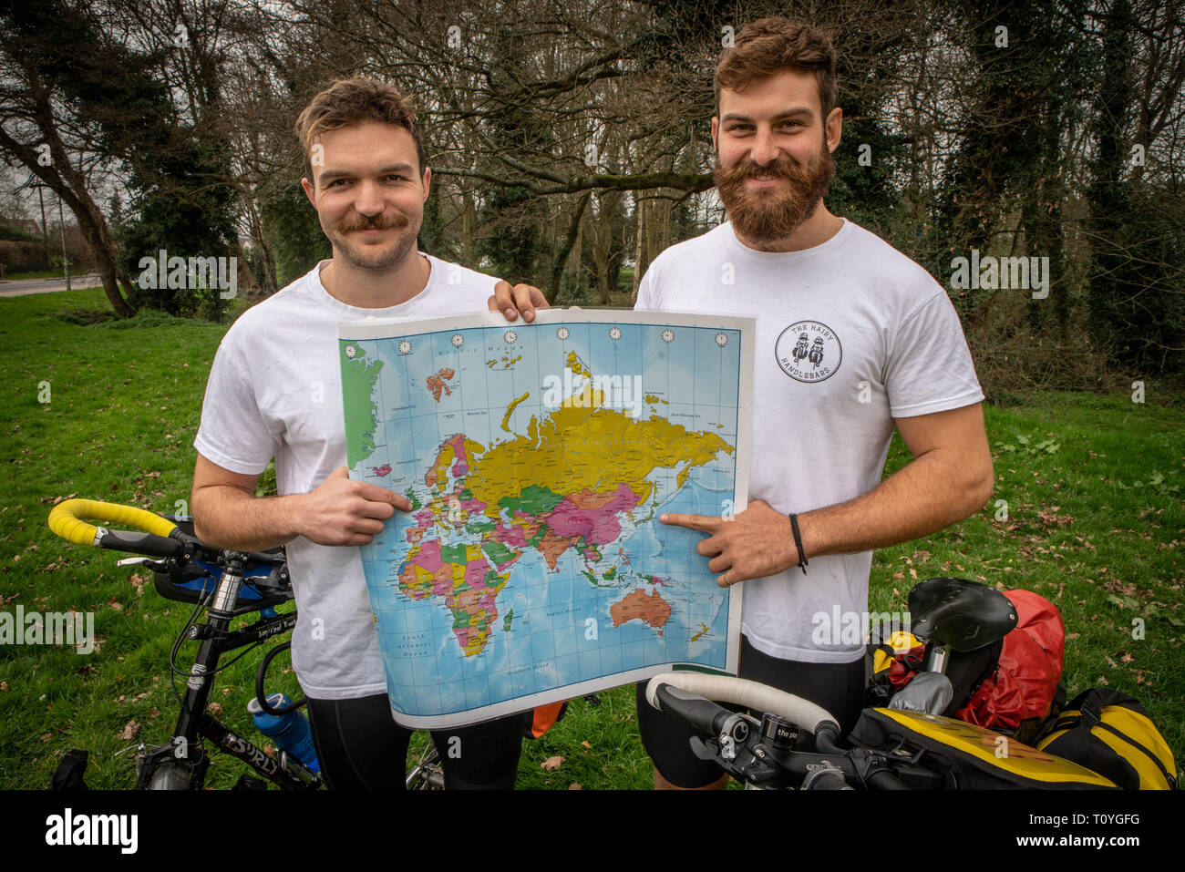 Bishops Stortford, Hertfordshire, Großbritannien. 22. Mär 2019. Beim Rugby Fanatiker BEN COOK (24) und sein Kumpel GEORGE BONSER - CULLEN (25) entschieden, dass sie die England Rugby Team bei den Rugby World Cup in Japan im September zu unterstützen wollten, würden sie entschieden, die Reise ein wenig interessanter, so fühlte, dass wäre am besten durch Einstellung aus frühen erreicht werden, sechs Monate zu früh, um genau zu sein, als der Plan ist Zyklus zu Japan aus ihrer Heimatstadt von Bishops Stortford, Hertfordshire, Großbritannien. 22. Mär 2019. . Credit: Mark Bourdillon/Alamy leben Nachrichten Stockfoto