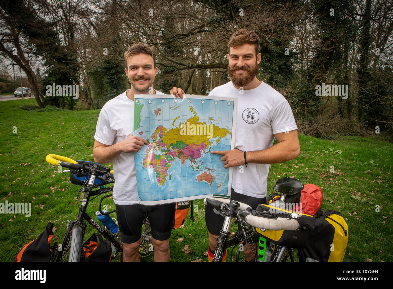 Bishops Stortford, Hertfordshire, Großbritannien. 22. Mär 2019. Beim Rugby Fanatiker BEN COOK (24) und sein Kumpel GEORGE BONSER - CULLEN (25) entschieden, dass sie die England Rugby Team bei den Rugby World Cup in Japan im September zu unterstützen wollten, würden sie entschieden, die Reise ein wenig interessanter, so fühlte, dass wäre am besten durch Einstellung aus frühen erreicht werden, sechs Monate zu früh, um genau zu sein, als der Plan ist Zyklus zu Japan aus ihrer Heimatstadt von Bishops Stortford, Hertfordshire, Großbritannien. 22. Mär 2019. . Credit: Mark Bourdillon/Alamy leben Nachrichten Stockfoto