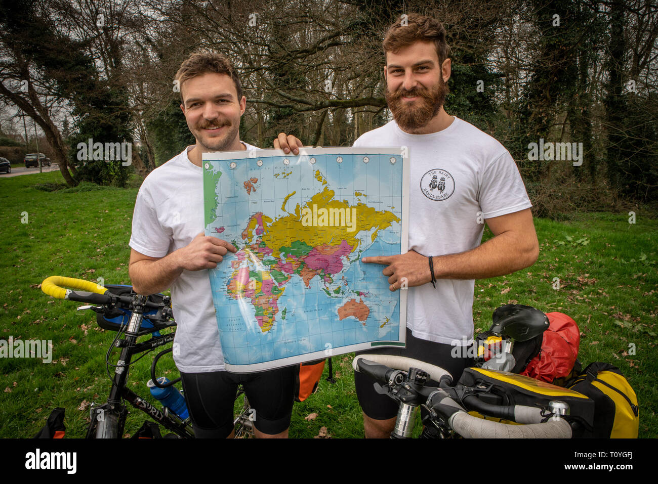 Bishops Stortford, Hertfordshire, Großbritannien. 22. Mär 2019. Beim Rugby Fanatiker BEN COOK (24) und sein Kumpel GEORGE BONSER - CULLEN (25) entschieden, dass sie die England Rugby Team bei den Rugby World Cup in Japan im September zu unterstützen wollten, würden sie entschieden, die Reise ein wenig interessanter, so fühlte, dass wäre am besten durch Einstellung aus frühen erreicht werden, sechs Monate zu früh, um genau zu sein, als der Plan ist Zyklus zu Japan aus ihrer Heimatstadt von Bishops Stortford, Hertfordshire, Großbritannien. 22. Mär 2019. . Credit: Mark Bourdillon/Alamy leben Nachrichten Stockfoto