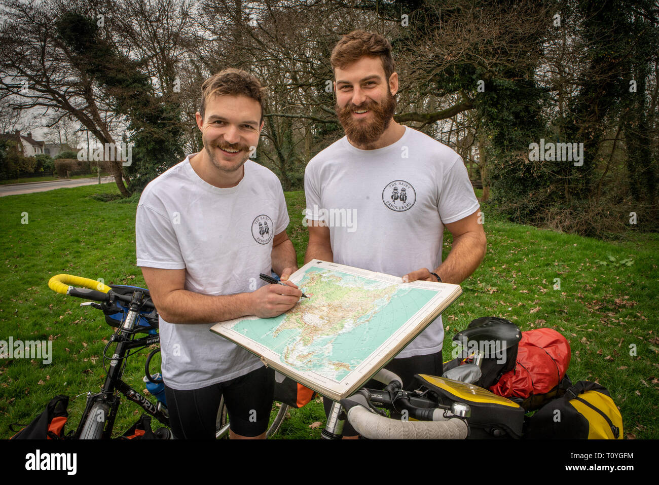 Bishops Stortford, Hertfordshire, Großbritannien. 22. Mär 2019. Beim Rugby Fanatiker BEN COOK (24) und sein Kumpel GEORGE BONSER - CULLEN (25) entschieden, dass sie die England Rugby Team bei den Rugby World Cup in Japan im September zu unterstützen wollten, würden sie entschieden, die Reise ein wenig interessanter, so fühlte, dass wäre am besten durch Einstellung aus frühen erreicht werden, sechs Monate zu früh, um genau zu sein, als der Plan ist Zyklus zu Japan aus ihrer Heimatstadt von Bishops Stortford, Hertfordshire, Großbritannien. 22. Mär 2019. . Credit: Mark Bourdillon/Alamy leben Nachrichten Stockfoto