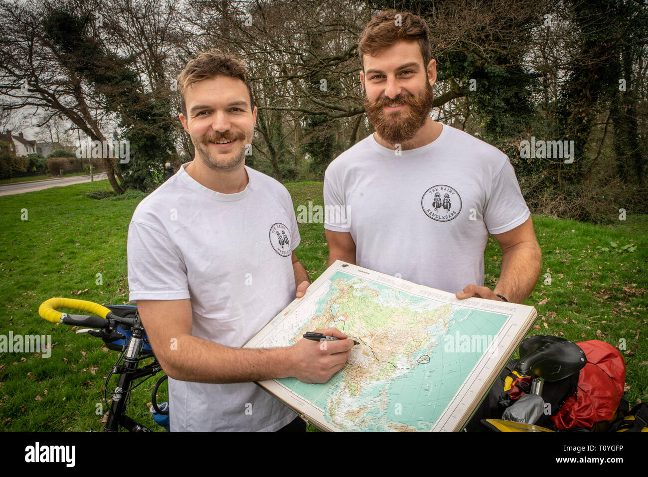 Bishops Stortford, Hertfordshire, Großbritannien. 22. Mär 2019. Beim Rugby Fanatiker BEN COOK (24) und sein Kumpel GEORGE BONSER - CULLEN (25) entschieden, dass sie die England Rugby Team bei den Rugby World Cup in Japan im September zu unterstützen wollten, würden sie entschieden, die Reise ein wenig interessanter, so fühlte, dass wäre am besten durch Einstellung aus frühen erreicht werden, sechs Monate zu früh, um genau zu sein, als der Plan ist Zyklus zu Japan aus ihrer Heimatstadt von Bishops Stortford, Hertfordshire, Großbritannien. 22. Mär 2019. . Credit: Mark Bourdillon/Alamy leben Nachrichten Stockfoto