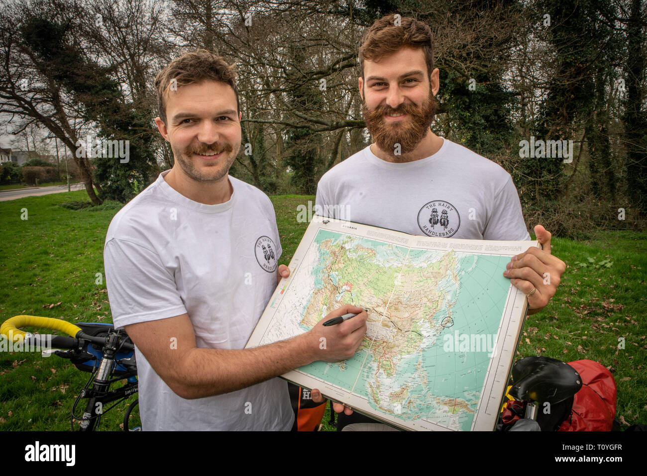Bishops Stortford, Hertfordshire, Großbritannien. 22. Mär 2019. Beim Rugby Fanatiker BEN COOK (24) und sein Kumpel GEORGE BONSER - CULLEN (25) entschieden, dass sie die England Rugby Team bei den Rugby World Cup in Japan im September zu unterstützen wollten, würden sie entschieden, die Reise ein wenig interessanter, so fühlte, dass wäre am besten durch Einstellung aus frühen erreicht werden, sechs Monate zu früh, um genau zu sein, als der Plan ist Zyklus zu Japan aus ihrer Heimatstadt von Bishops Stortford, Hertfordshire, Großbritannien. 22. Mär 2019. . Credit: Mark Bourdillon/Alamy leben Nachrichten Stockfoto