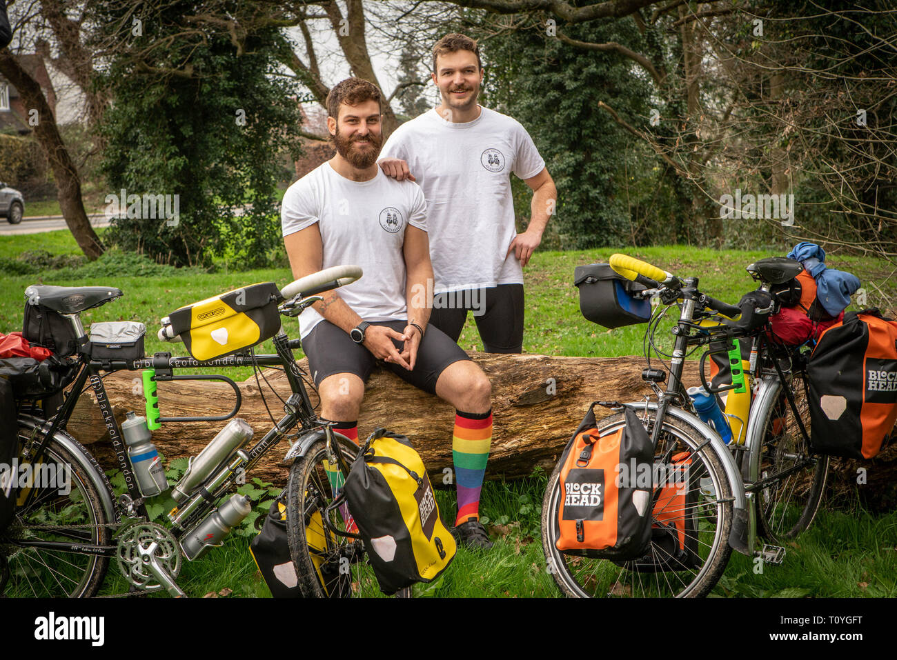 Bishops Stortford, Hertfordshire, Großbritannien. 22. Mär 2019. Beim Rugby Fanatiker BEN COOK (24) und sein Kumpel GEORGE BONSER - CULLEN (25) entschieden, dass sie die England Rugby Team bei den Rugby World Cup in Japan im September zu unterstützen wollten, würden sie entschieden, die Reise ein wenig interessanter, so fühlte, dass wäre am besten durch Einstellung aus frühen erreicht werden, sechs Monate zu früh, um genau zu sein, als der Plan ist Zyklus zu Japan aus ihrer Heimatstadt von Bishops Stortford, Hertfordshire, Großbritannien. 22. Mär 2019. . Credit: Mark Bourdillon/Alamy leben Nachrichten Stockfoto