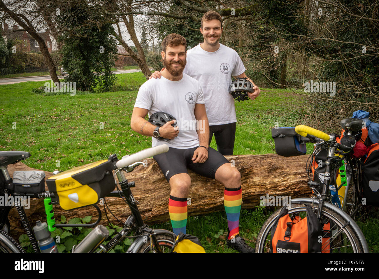 Bishops Stortford, Hertfordshire, Großbritannien. 22. Mär 2019. Beim Rugby Fanatiker BEN COOK (24) und sein Kumpel GEORGE BONSER - CULLEN (25) entschieden, dass sie die England Rugby Team bei den Rugby World Cup in Japan im September zu unterstützen wollten, würden sie entschieden, die Reise ein wenig interessanter, so fühlte, dass wäre am besten durch Einstellung aus frühen erreicht werden, sechs Monate zu früh, um genau zu sein, als der Plan ist Zyklus zu Japan aus ihrer Heimatstadt von Bishops Stortford, Hertfordshire, Großbritannien. 22. Mär 2019. . Credit: Mark Bourdillon/Alamy leben Nachrichten Stockfoto