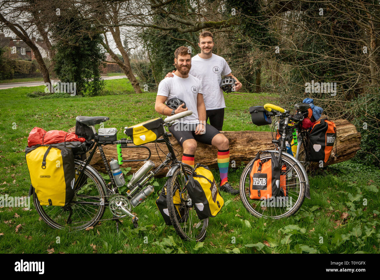 Bishops Stortford, Hertfordshire, Großbritannien. 22. Mär 2019. Beim Rugby Fanatiker BEN COOK (24) und sein Kumpel GEORGE BONSER - CULLEN (25) entschieden, dass sie die England Rugby Team bei den Rugby World Cup in Japan im September zu unterstützen wollten, würden sie entschieden, die Reise ein wenig interessanter, so fühlte, dass wäre am besten durch Einstellung aus frühen erreicht werden, sechs Monate zu früh, um genau zu sein, als der Plan ist Zyklus zu Japan aus ihrer Heimatstadt von Bishops Stortford, Hertfordshire, Großbritannien. 22. Mär 2019. . Credit: Mark Bourdillon/Alamy leben Nachrichten Stockfoto