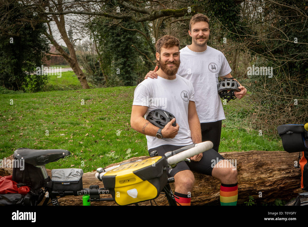 Bishops Stortford, Hertfordshire, Großbritannien. 22. Mär 2019. Beim Rugby Fanatiker BEN COOK (24) und sein Kumpel GEORGE BONSER - CULLEN (25) entschieden, dass sie die England Rugby Team bei den Rugby World Cup in Japan im September zu unterstützen wollten, würden sie entschieden, die Reise ein wenig interessanter, so fühlte, dass wäre am besten durch Einstellung aus frühen erreicht werden, sechs Monate zu früh, um genau zu sein, als der Plan ist Zyklus zu Japan aus ihrer Heimatstadt von Bishops Stortford, Hertfordshire, Großbritannien. 22. Mär 2019. . Credit: Mark Bourdillon/Alamy leben Nachrichten Stockfoto