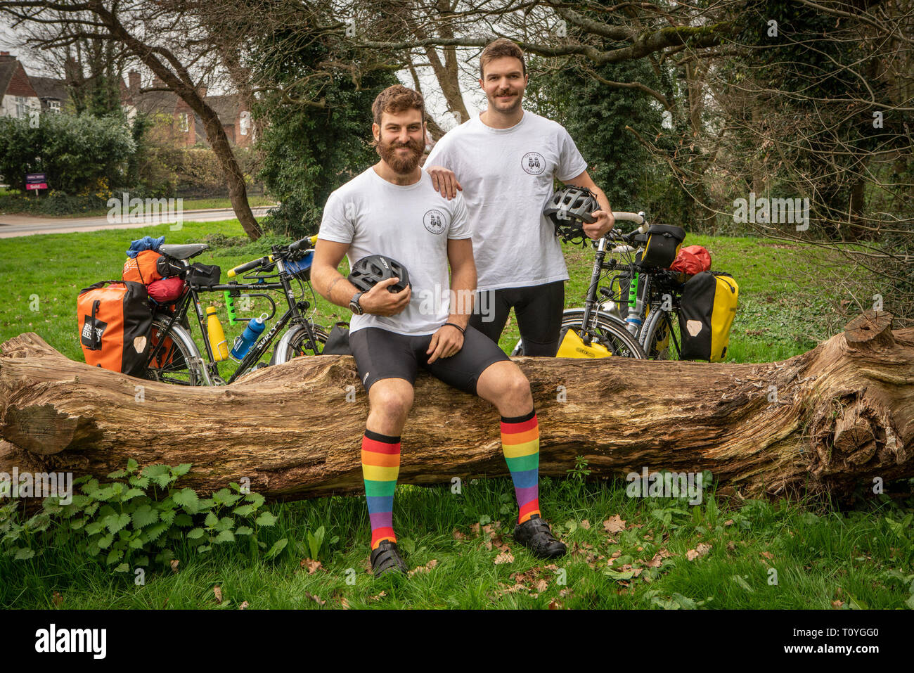 Bishops Stortford, Hertfordshire, Großbritannien. 22. Mär 2019. Beim Rugby Fanatiker BEN COOK (24) und sein Kumpel GEORGE BONSER - CULLEN (25) entschieden, dass sie die England Rugby Team bei den Rugby World Cup in Japan im September zu unterstützen wollten, würden sie entschieden, die Reise ein wenig interessanter, so fühlte, dass wäre am besten durch Einstellung aus frühen erreicht werden, sechs Monate zu früh, um genau zu sein, als der Plan ist Zyklus zu Japan aus ihrer Heimatstadt von Bishops Stortford, Hertfordshire, Großbritannien. 22. Mär 2019. . Credit: Mark Bourdillon/Alamy leben Nachrichten Stockfoto