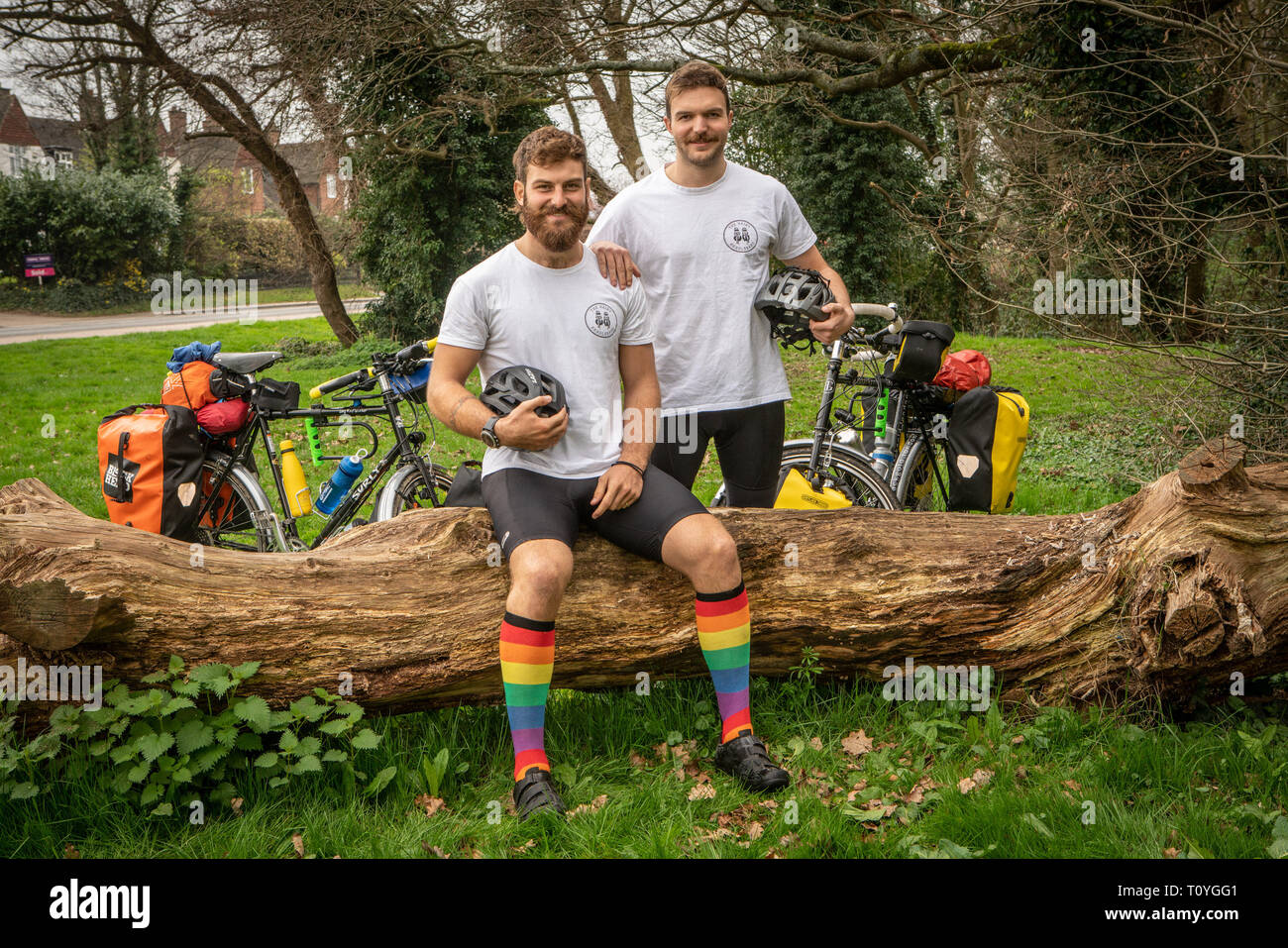 Bishops Stortford, Hertfordshire, Großbritannien. 22. Mär 2019. Beim Rugby Fanatiker BEN COOK (24) und sein Kumpel GEORGE BONSER - CULLEN (25) entschieden, dass sie die England Rugby Team bei den Rugby World Cup in Japan im September zu unterstützen wollten, würden sie entschieden, die Reise ein wenig interessanter, so fühlte, dass wäre am besten durch Einstellung aus frühen erreicht werden, sechs Monate zu früh, um genau zu sein, als der Plan ist Zyklus zu Japan aus ihrer Heimatstadt von Bishops Stortford, Hertfordshire, Großbritannien. 22. Mär 2019. . Credit: Mark Bourdillon/Alamy leben Nachrichten Stockfoto