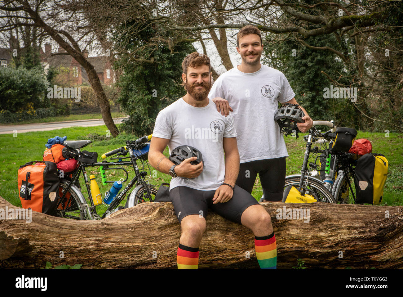 Bishops Stortford, Hertfordshire, Großbritannien. 22. Mär 2019. Beim Rugby Fanatiker BEN COOK (24) und sein Kumpel GEORGE BONSER - CULLEN (25) entschieden, dass sie die England Rugby Team bei den Rugby World Cup in Japan im September zu unterstützen wollten, würden sie entschieden, die Reise ein wenig interessanter, so fühlte, dass wäre am besten durch Einstellung aus frühen erreicht werden, sechs Monate zu früh, um genau zu sein, als der Plan ist Zyklus zu Japan aus ihrer Heimatstadt von Bishops Stortford, Hertfordshire, Großbritannien. 22. Mär 2019. . Credit: Mark Bourdillon/Alamy leben Nachrichten Stockfoto