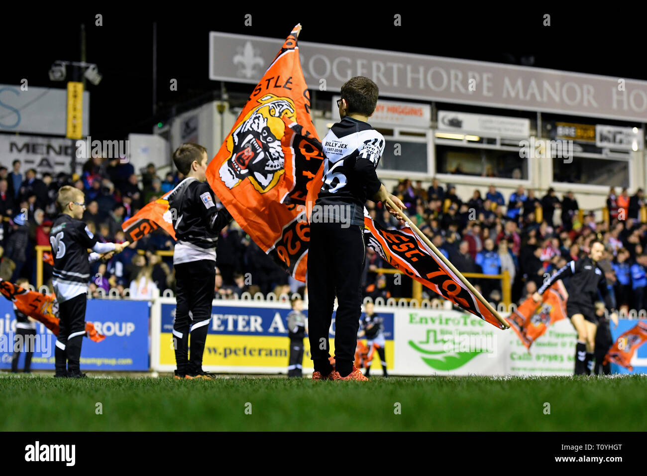 Wheldon Road, Castleford, UK. 22 Mär, 2019. Betfred Super League Rugby, Castleford Tiger gegen St Helens; Fahnenträger für das Spiel zwischen Castleford Tiger und St Helens Credit: Aktion plus Sport/Alamy leben Nachrichten Stockfoto