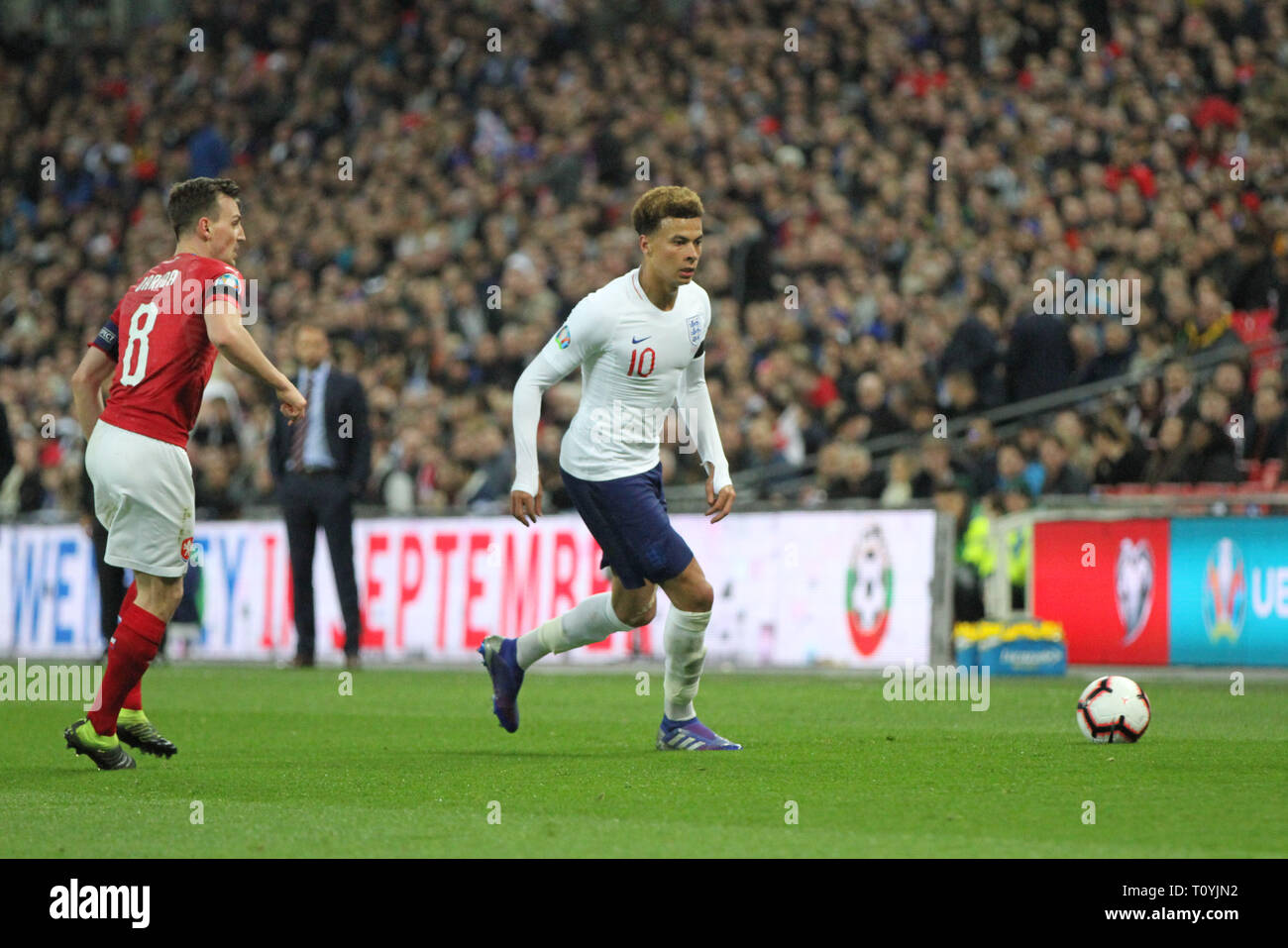 London, Großbritannien. 22 Mär, 2019. Dele Alli von England nimmt Wladimir Darida der Tschechischen Republik während der UEFA EURO 2020 Qualifikation Gruppe ein Match zwischen England und der Tschechischen Republik im März im Wembley Stadion in London, England 22 2019. (Foto von Mick Kearns/phcimages.com) Credit: PHC Images/Alamy leben Nachrichten Stockfoto