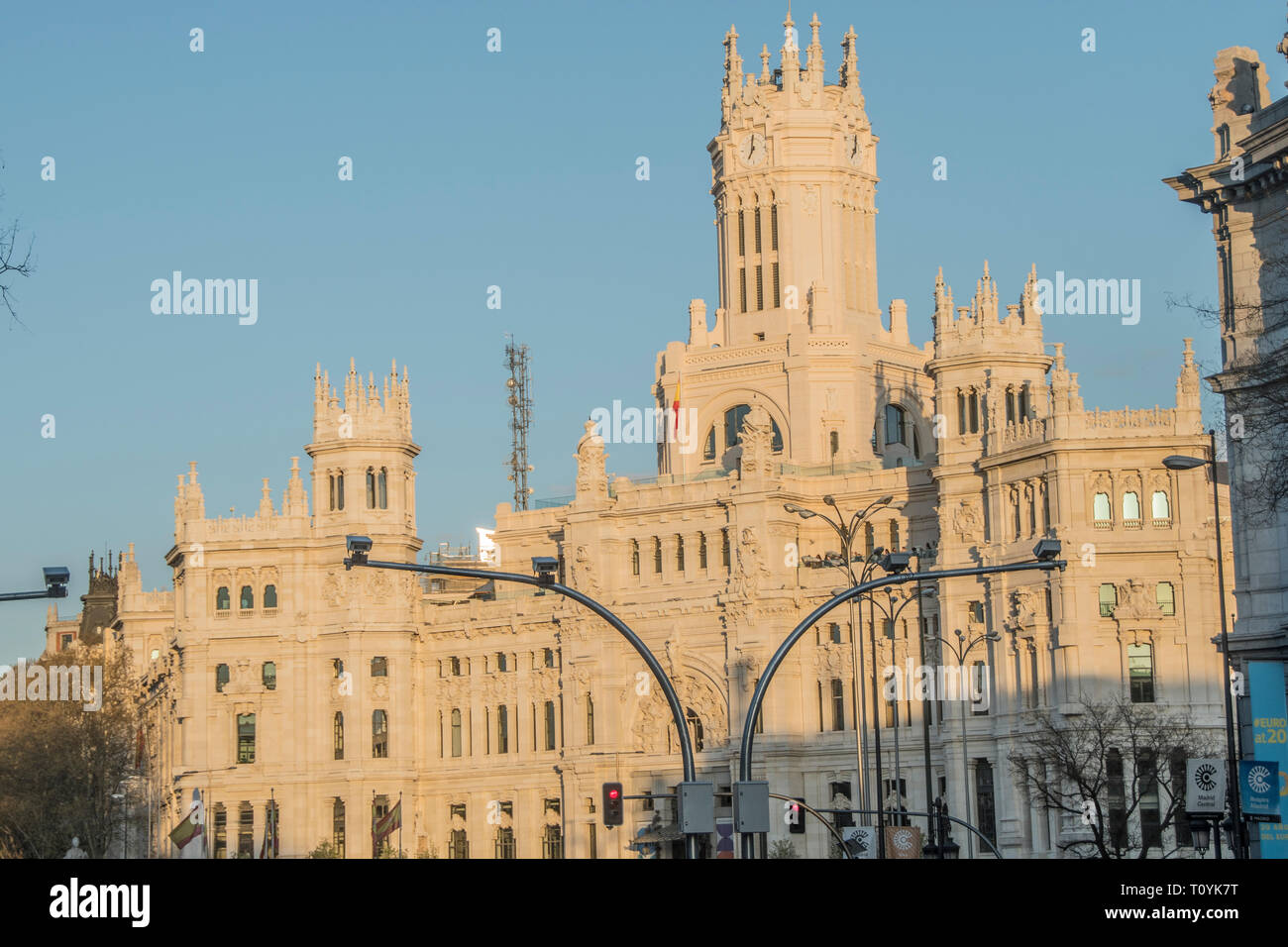 Madrid, Spanien. 22 Mar 2019. Ampel auf der Straße Alcalá im Zentrum von Madrid. Diese Autos werden, daß die Linien des 472 Hektar im Zentrum von Madrid ohne Erlaubnis weitergeben sanktioniert werden. Die Madrider Stadtverwaltung hat 115 Kameras im Zentrum von Madrid installiert diese werden die 115 Augen von Madrid. Credit: Alberto Sibaja Ramírez/Alamy leben Nachrichten Stockfoto