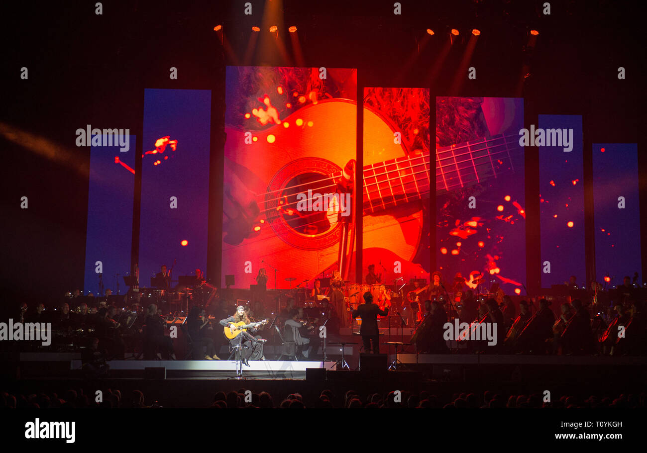 Glasgow, UK. 22. März 2019. Im Bild: Amir John Haddad-El Amir Gitarre zu spielen. Unter der Leitung von Gavin Greenaway, Soundtrack Hans Zimmer des Leiters und eine große Symphonie Orchester wird ein intensives und unvergessliches Konzerterlebnis in der Arena um das Land liefern. Im Gegensatz zu den renommierten "Hans Zimmer Live"-Tour, wo der Sound auf die Band konzentriert und die elektronischen Klängen der Musik, "Die Welt der Hans Zimmer - A Symphonic Celebration" präsentieren Werke des Komponisten für eine Live Symphony Orchestra zum ersten Mal organisiert. Credit: Colin Fisher/Alamy leben Nachrichten Stockfoto