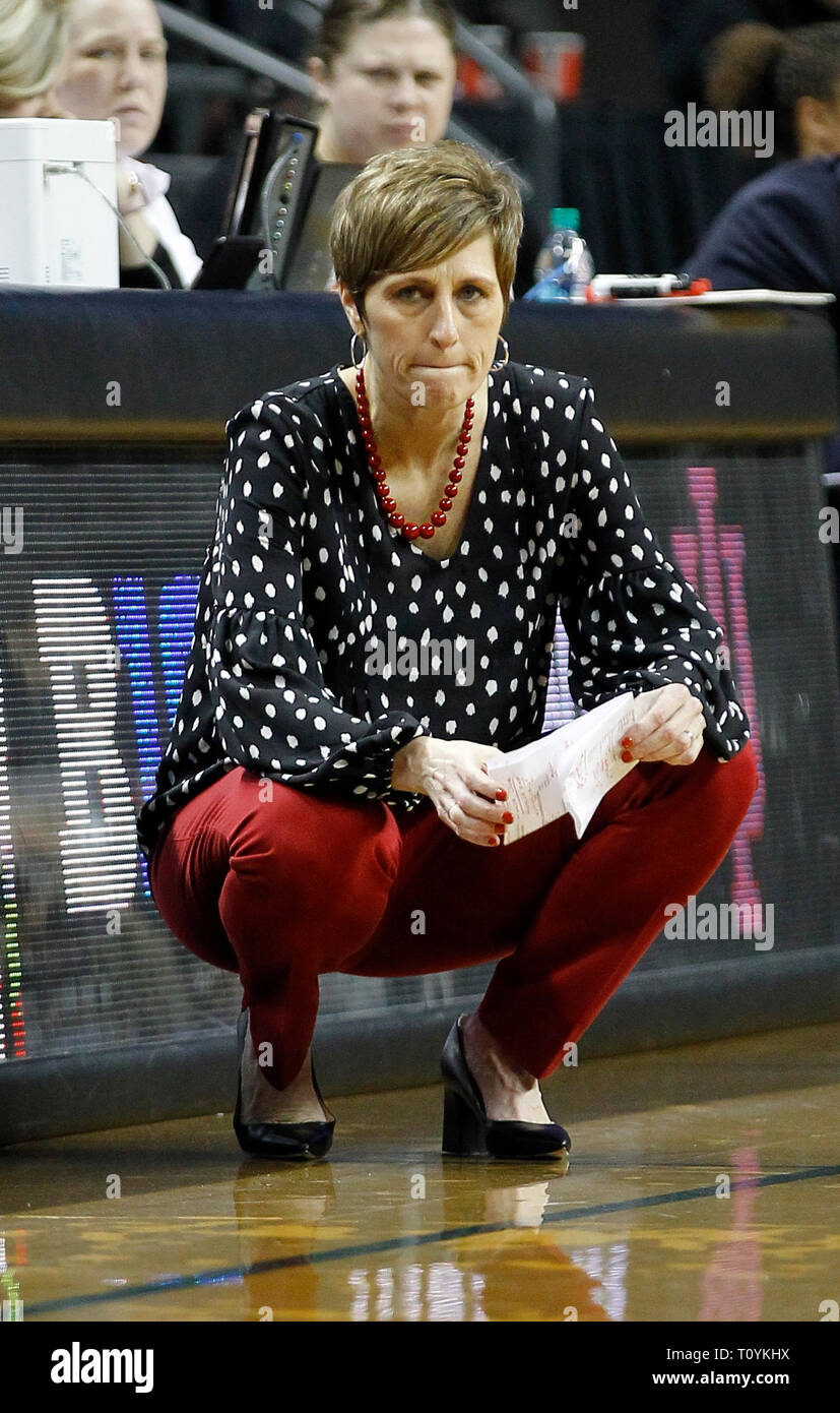 Eugene, Oregon, USA. 22. Mär 2019. Indiana Haupttrainer Teri Moren während der Meisterschaften 2019 erste Runde Basketball Spiel NCAA Frauen zwischen der Texas Longhorns und dem Indiana Hoosiers Matt Knight Arena, Eugene, Oregon. Larry C. Lawson/CSM Credit: Cal Sport Media/Alamy leben Nachrichten Stockfoto