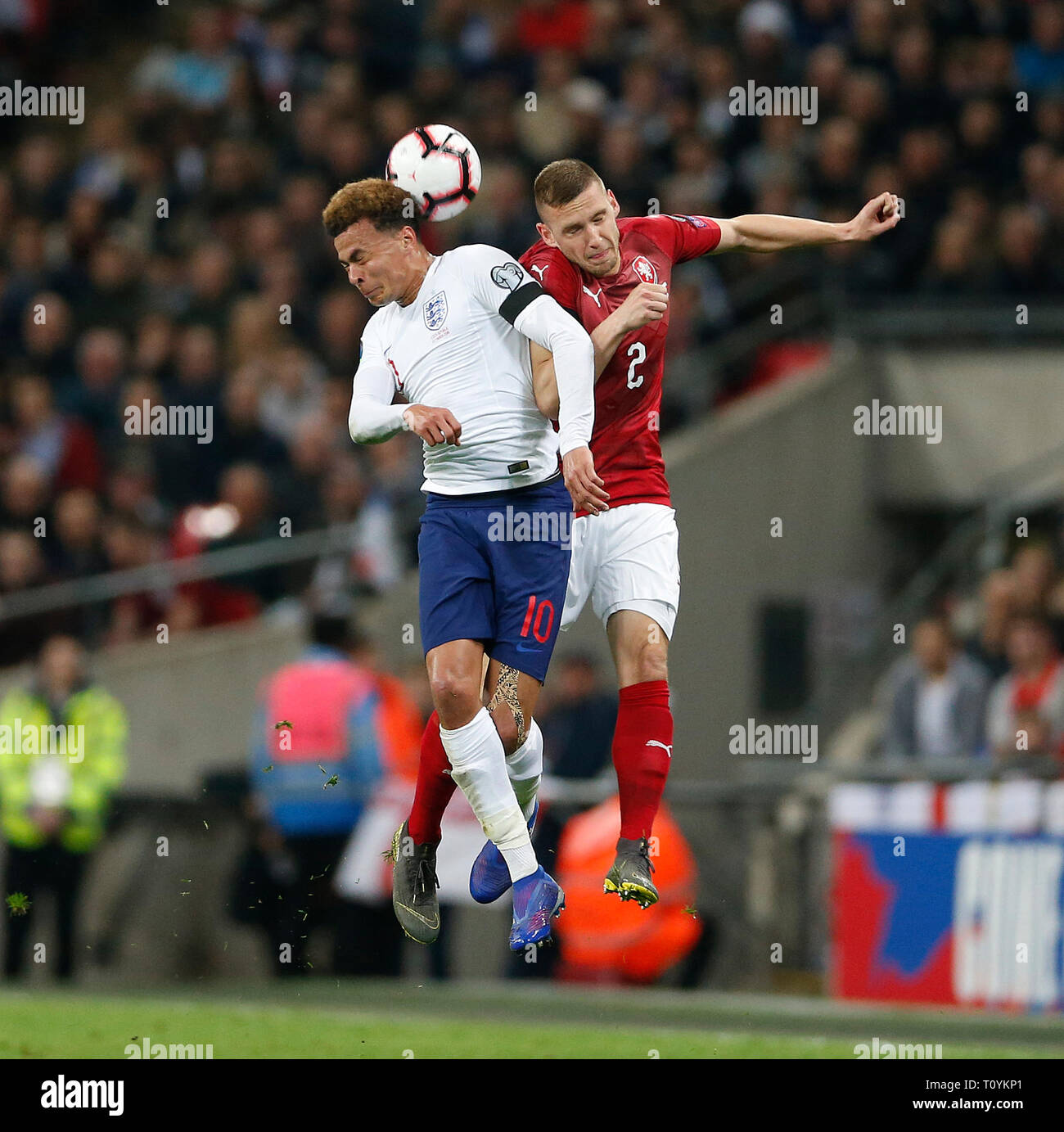 (190323) - LONDON, 23. März 2019 (Xinhua) - England's Dele Alli (L) Mias für den Ball mit der Tschechischen Republik Pavel Kaderabek während der Euro 2020 Qualifikation Gruppe ein Match zwischen England und der Tschechischen Republik im Wembley Stadion in London, Großbritannien am 22. März 2019. England gewann 5-0. Für die redaktionelle Verwendung. Nicht FÜR DEN VERKAUF FÜR MARKETING ODER WERBEKAMPAGNEN. Keine VERWENDUNG MIT NICHT AUTORISIERTEN Audio-, Video-, Daten-, SPIELPLÄNE, Verein/LIGA LOGOS ODER "LIVE" Dienstleistungen. IN-MATCH VERWENDUNG BESCHRÄNKT AUF 45 Bilder, kein Video EMULATION ONLINE. Keine VERWENDUNG IN Wetten, Spiele oder einzelne Verein/Liga/PLAYER PUBLIKATIONEN. (Xinhua / M Stockfoto