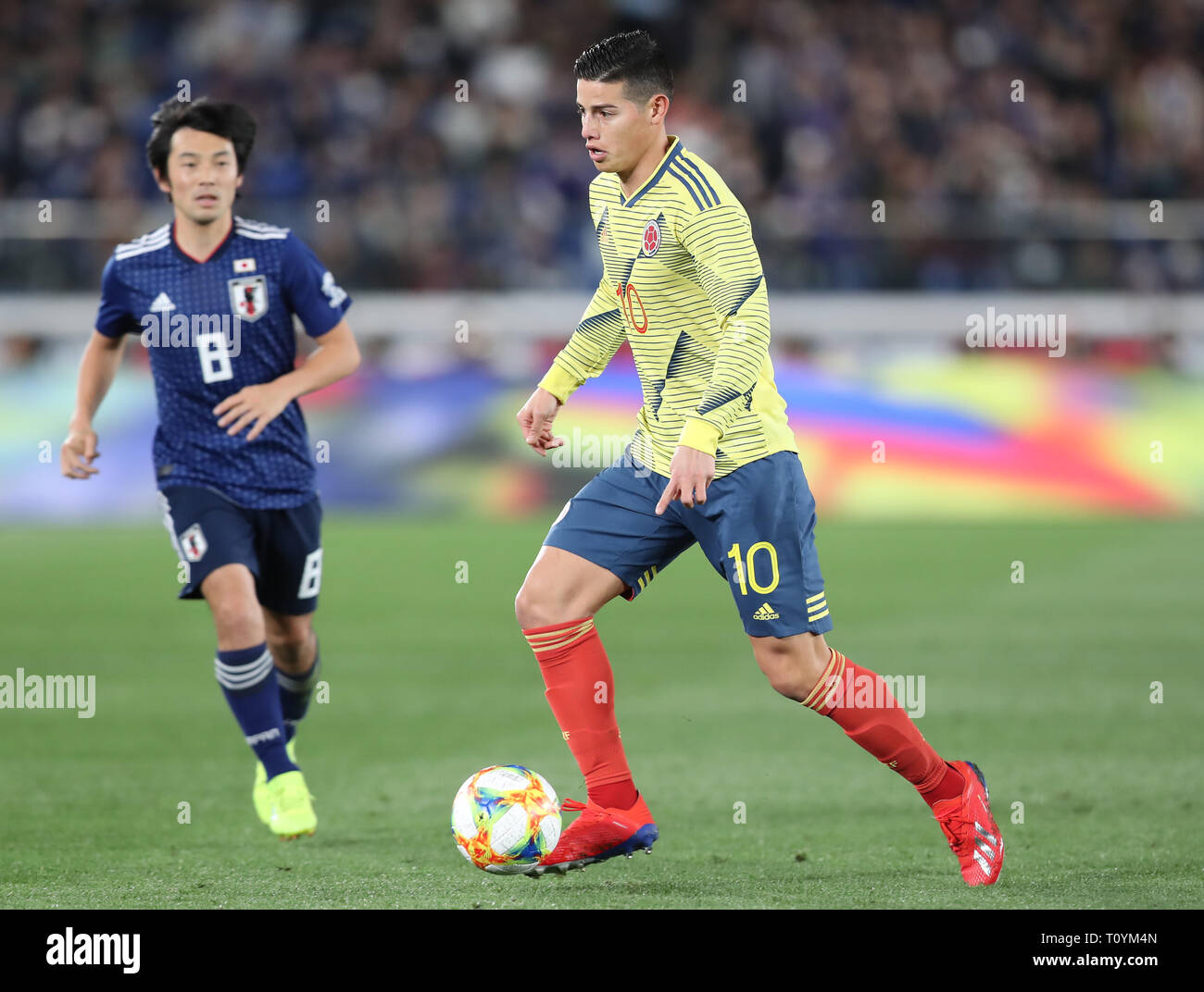 Yokohama, Japan. 22 Mär, 2019. Kolumbien James Rodriguez (R) kämpft die Kugel gegen Japans Shoya Nakajima während der kirin Challenge Cup Fußballspiel in Yokohama, Vorort von Tokio am Freitag, 22. März 2019. Kolumbien besiegte Japan 1-0. Credit: Yoshio Tsunoda/LBA/Alamy leben Nachrichten Stockfoto