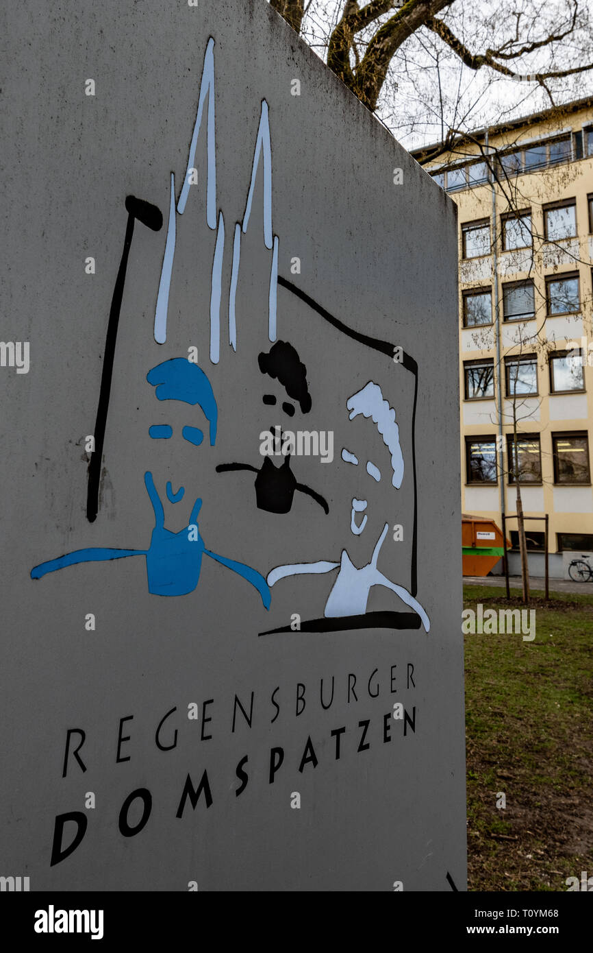 Regensburg, Deutschland. 13 Mär, 2013. Das Logo der Regensburger Domspatzen vor der Schule. Foto: Armin Weigel/dpa/Alamy leben Nachrichten Stockfoto