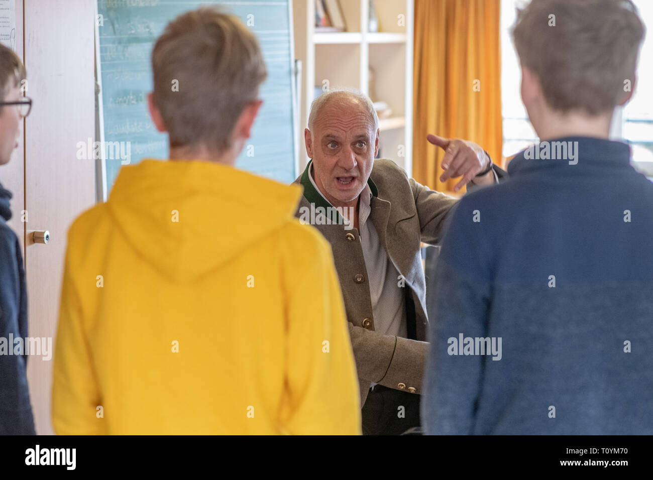 Regensburg, Deutschland. 13 Mär, 2013. Roland Büchner, Leiter der Regensburger Domspatzen Praktiken mit seinen Studenten. Die Kathedrale Chorleiter der Regensburger Domspatzen zieht sich nach 25 Jahren. Foto: Armin Weigel/dpa/Alamy leben Nachrichten Stockfoto