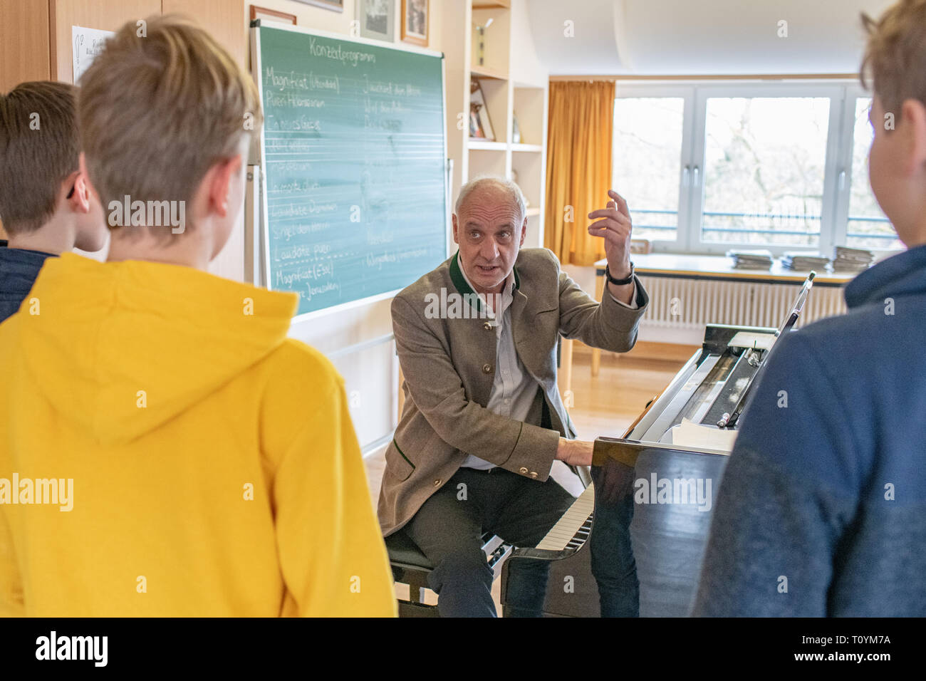 Regensburg, Deutschland. 13 Mär, 2013. Roland Büchner, Leiter der Regensburger Domspatzen Praktiken mit Schülern. Die Kathedrale Chorleiter der Regensburger Domspatzen zieht sich nach 25 Jahren. Foto: Armin Weigel/dpa/Alamy leben Nachrichten Stockfoto