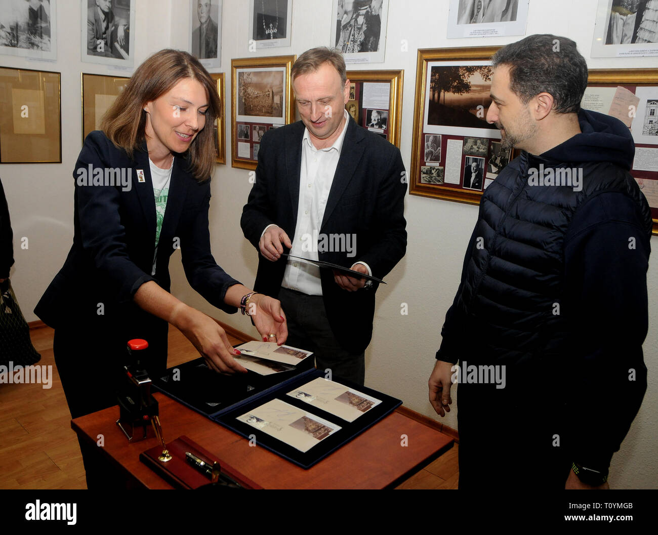 Natalia Mukhina, Leiter der Abteilung Ukrposhta philatelistischen Produktion, Dmitry Shlensky, Direktor der eine Straße Museum, und Igor Smilyansky, Generaldirektor der Ukrposhta OJSC, an einer Ausstellung während der Öffnung zu sehen. Ein Denkmal für die Entertainer, Schauspieler, Komponist, Dichter und Sänger Alexander Vertinsky vorgestellt und auf Andrejewski Abstieg in Kiew eröffnet, 21. März 2019. Verschiedene Aktivitäten fand während der Veranstaltung. Stockfoto