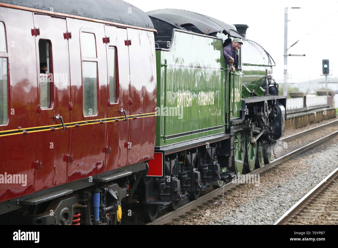 Rainham, UK. 23. März, 2019. Mayflower, die durch die Essex Land Seite und stoppt an Rainham Essex station. Die 61306 Mayflower ist einer von zwei Überlebenden B1 Klasse Lokomotiven gebaut wurde, für die London and North Eastern Railway, 61306 Mayflower ist einer von zwei Überlebenden B1 Klasse Lokomotiven. Die B1 wurden als gemischter Verkehr Lokomotiven in der Lage schleppen express Personenzüge sowie Güterverkehr konzipiert. Als leistungsfähige, klicken Sie an einer beliebigen Stelle Motoren, die B 1 Die meisten der britischen Eisenbahnnetz gegenüber von East Anglia nach Schottland gearbeitet. Credit: Aktion Foto Sport/Alamy leben Nachrichten Stockfoto