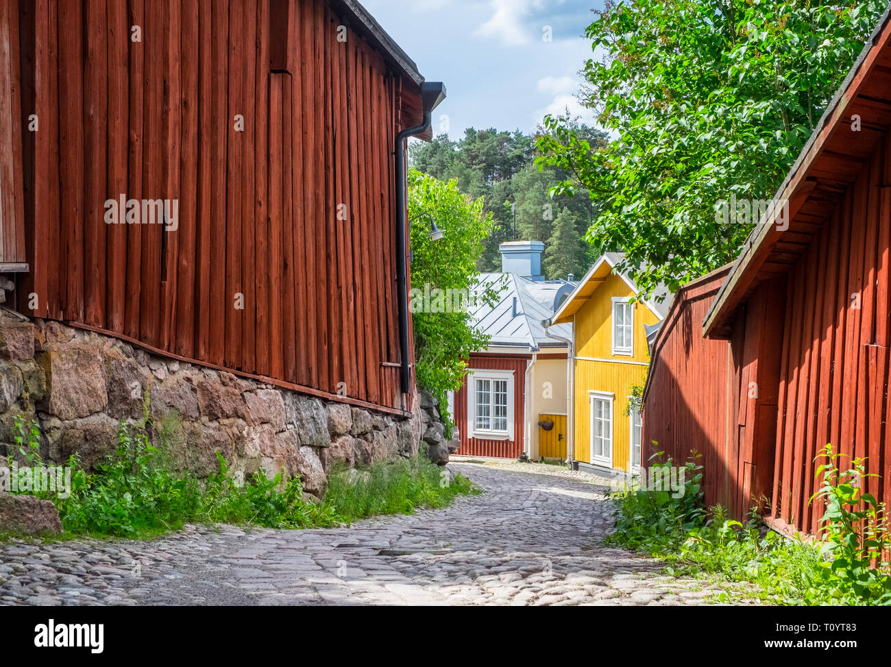 Schöne Stadt Landschaft mit idyllischen Blick auf die Straße und alten Gebäuden im Sommer Tag in Porvoo, Finnland Stockfoto